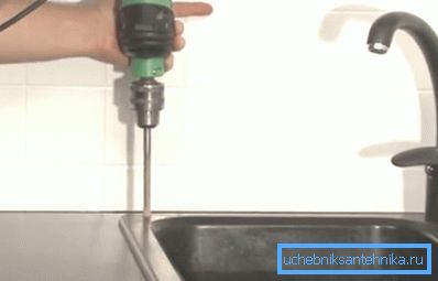 Borra försiktigt borrningen
