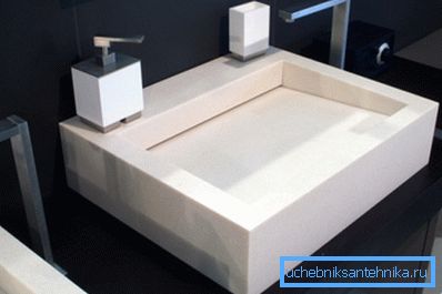 Akrylprodukter kan imitera keramik eller sten. Akrylprodukter kan imitera keramik eller sten.