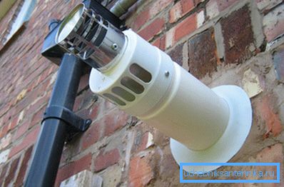 Alternativt rökutvinningssystem, som installeras på väggen, är vanligtvis utrustat med specialfilter.