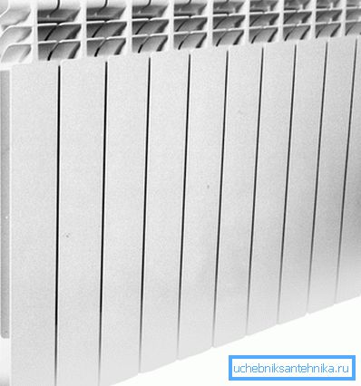 Aluminiumradiatorn är ledande tack vare hög värmeledningsförmåga och de utvecklade fenorna. Aluminiumradiatorn är ledande tack vare hög värmeledningsförmåga och de utvecklade fenorna.