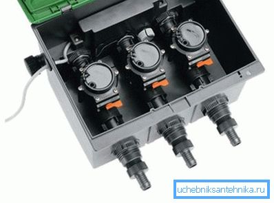 Automatiserat vattendistributionssystem med magnetventiler.