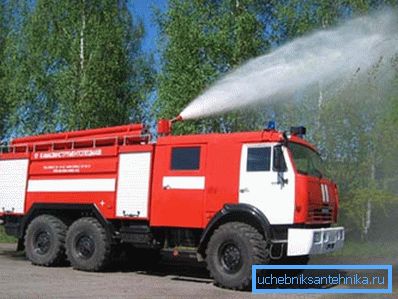 Bil utrustad med brandbekämpningsutrustning