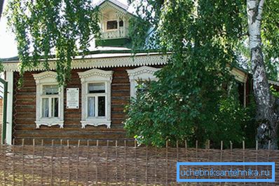 1223 Vit björk nära huset