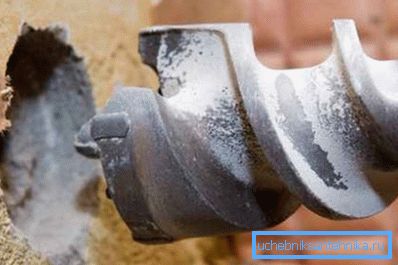 Betongväggar borras bäst med ett speciellt borr- eller diamantverktyg.