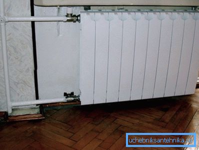 Bimetall batteri i inredningen av en standard lägenhet