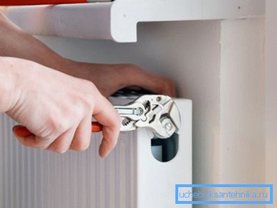 Bimetalliska värmningsradiatorer med bottenanslutning installeras med rörledningar under jord eller baseboard.