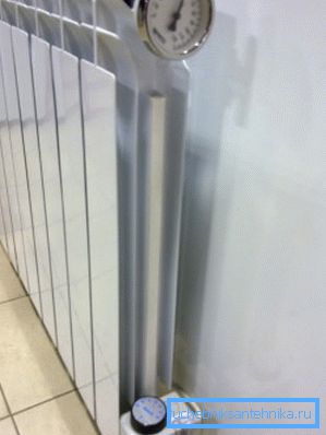 Bimetallisk radiator med elvärmeelement Bimetallisk radiator med elvärmeelement