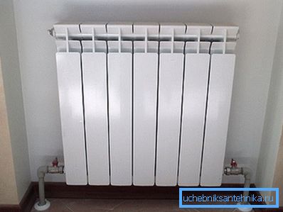 Bimetallisk radiator med bottenanslutning i rummet.