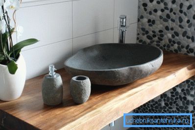 En ädel kombination av material från massivt trä och natursten. En ädel kombination av material från massivt trä och natursten.