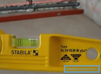 En lasernivå anses vara ett mer exakt mätinstrument, vilket gör det möjligt att bestämma oljens ojämnhet med en knapptryckning