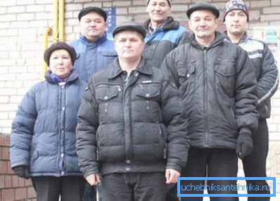 Ett team av låssmeder och hantverkare är redo att gå. Ett team av låssmeder och hantverkare är redo att gå.
