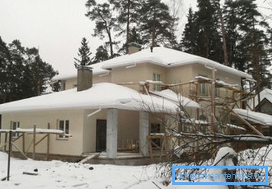 Ett privat hus sprider värme genom alla omslutande strukturer.
