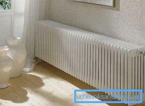 För att säkerställa enhetlig uppvärmning av rum är det nödvändigt att installera stora radiatorer