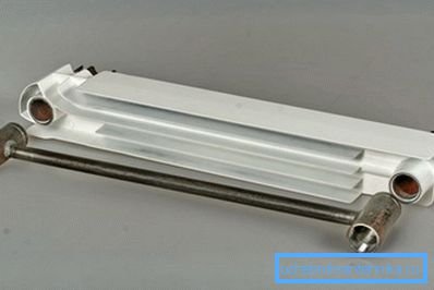 För att förstå vilken bimetallisk radiator som ska väljas borde du studera sin struktur.