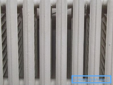 För att beräkna hur mycket vatten som finns i en gjutjärns radiator, multiplicera antalet revben med en och en halv liter.
