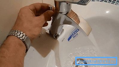 För att kontrollera avloppet räcker det med att samla en full disk med vatten och dränera det.