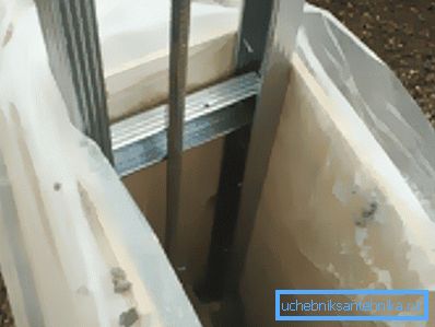 För att förhindra att vatten från lösningen absorberas i formen och marken använder vi polyeten. För att förhindra att vatten från lösningen absorberas i formen och marken använder vi polyeten.