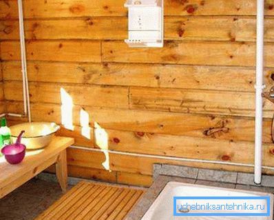 Även i ett trähus kan du göra en bekväm och praktisk dusch. Även i ett trähus kan du göra en bekväm och praktisk dusch.
