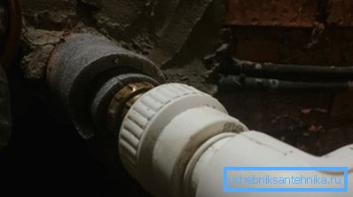 Vi gör inmatningen genom stiftelsens eller källarens vägg. Vi gör inmatningen genom stiftelsens eller källarens vägg.