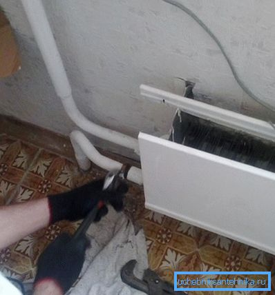 Demontering av den gamla radiatorn med nycklar