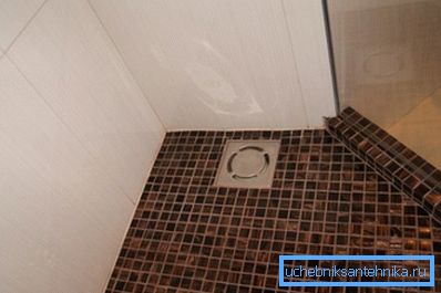 För hytter utan pall använd en duschavlopp i golvet. För hytter utan pall använd en duschavlopp i golvet.