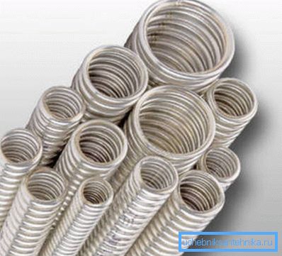 För vissa typer av arbeten till idag använder metallmaterial, eftersom de dessutom utför funktionen av en slags skärm, vilket eliminerar effekten av strömmande strömmar