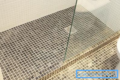 Mosaik används ofta för beklädnad, eftersom det är lättare att arbeta med det längs lutande kanter.