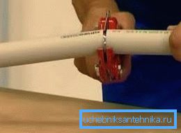 Att arbeta med material av denna typ är det värt att köpa speciella saxar som möjliggör skärning nästan perfekt jämnt, utan att lämna några gräs Att arbeta med material av denna typ är det värt att köpa speciella saxar som möjliggör skärning nästan perfekt jämnt, utan att lämna några gräs