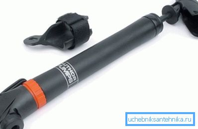 Du kan använda en vanlig cykelpump för att skapa övertryck: det här gör vår tvättställ oflyktig. Du kan använda en vanlig cykelpump för att skapa övertryck: det här gör vår tvättställ oflyktig.