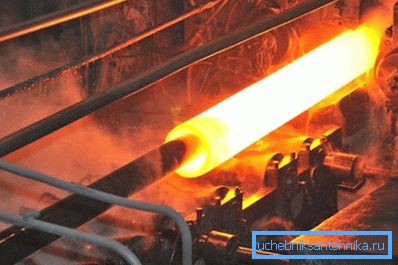För att skapa tjockväggiga produkter av denna diameter används metoden för varmvalsad metall, vilket innebär att färdiga produkter inte alls kommer att ha några sömmar.