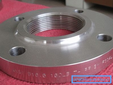 Sällan används sådana element med gängad fixering på röret i produktion, ibland är det mycket lättare att svetsa leder än att skära högkvalitativa trådar på ett rör med stor diameter.