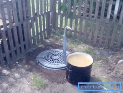 Oftast sätts en extra kran ovanför brunnen, men detta bör endast göras när en hydraulisk ackumulator är installerad framför den
