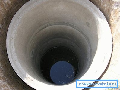 Dräneringsaxel av betongringar. Dräneringsaxel av betongringar.