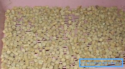 Träpellets i en bricka