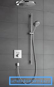 En duschuppsättning med en overheaddusch som kommer ut ur en vägg eller ett tak ser väldigt snyggt och original ut.