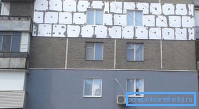 Ett effektivt sätt att spara energi är att isolera de yttre väggarna i en byggnad med skumpaneler.