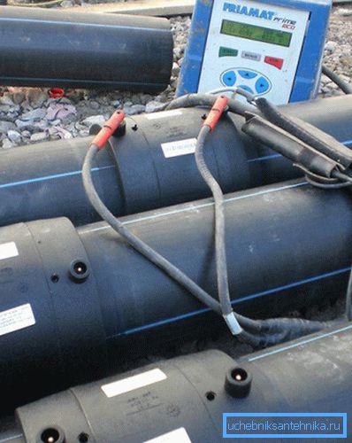 Elektrofusionsvetsning av polyetylenrör genom att ansluta svetsaren