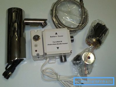 Den elektroniska delen är placerad inuti strömförsörjningen. Den elektroniska delen är placerad inuti strömförsörjningen.