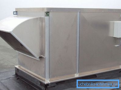 Element av brandventilation på taket av den administrativa byggnaden. Element av brandventilation på taket av den administrativa byggnaden.