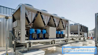 HVAC-systemets delar placeras på byggnadens tak.