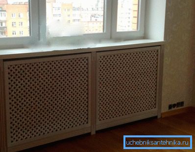 En annan punkt som kommer att ställas inför efter installationen av värmeanläggningens utrustning - dekorativt trim för att dölja oattraktiva radiatorer och rörledningar En annan punkt som kommer att ställas inför efter installationen av värmeanläggningens utrustning - dekorativt trim för att dölja oattraktiva radiatorer och rörledningar