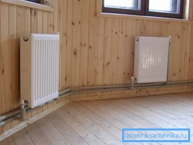 Om du väljer att lägga till radiatorer, placera dem nödvändigtvis under fönstren eller nära ingångsdörren (som i bilden) Om du väljer att lägga till radiatorer, placera dem nödvändigtvis under fönstren eller nära ingångsdörren (som i bilden)