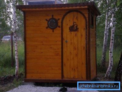 Om du inte vet hur man väljer en dusch för trädgården - kommer en sommardusch med träklädkammare med snidade element att vara en bra lösning.