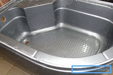 Det finns också metallprodukter som omfattas av skyddsmedel som förhindrar skadliga effekter av vatten.