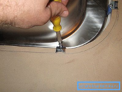 Fixering av botten av diskbänken.