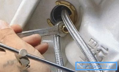 Fixering av mixern under diskbänken Fixering av mixern under diskbänken