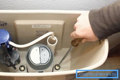 Fixa tanken med bultar och muttrar. Fixa tanken med bultar och muttrar.