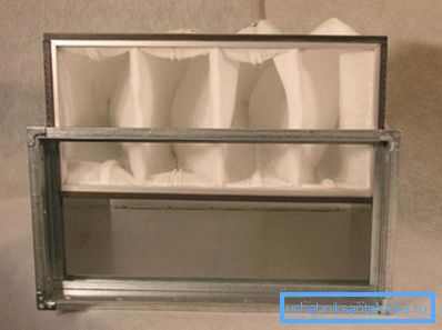 Ventilationssystemfiltret kräver periodisk utbyte.