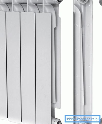 Foto av en bimetallisk radiator och dess inre stålförstärkning