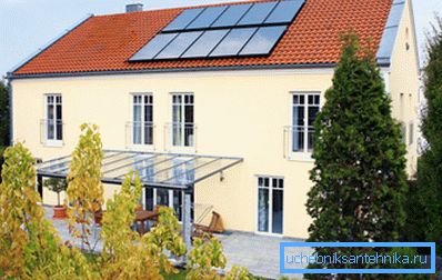 Bilder på huset, på taket av vilka solfångare är installerade